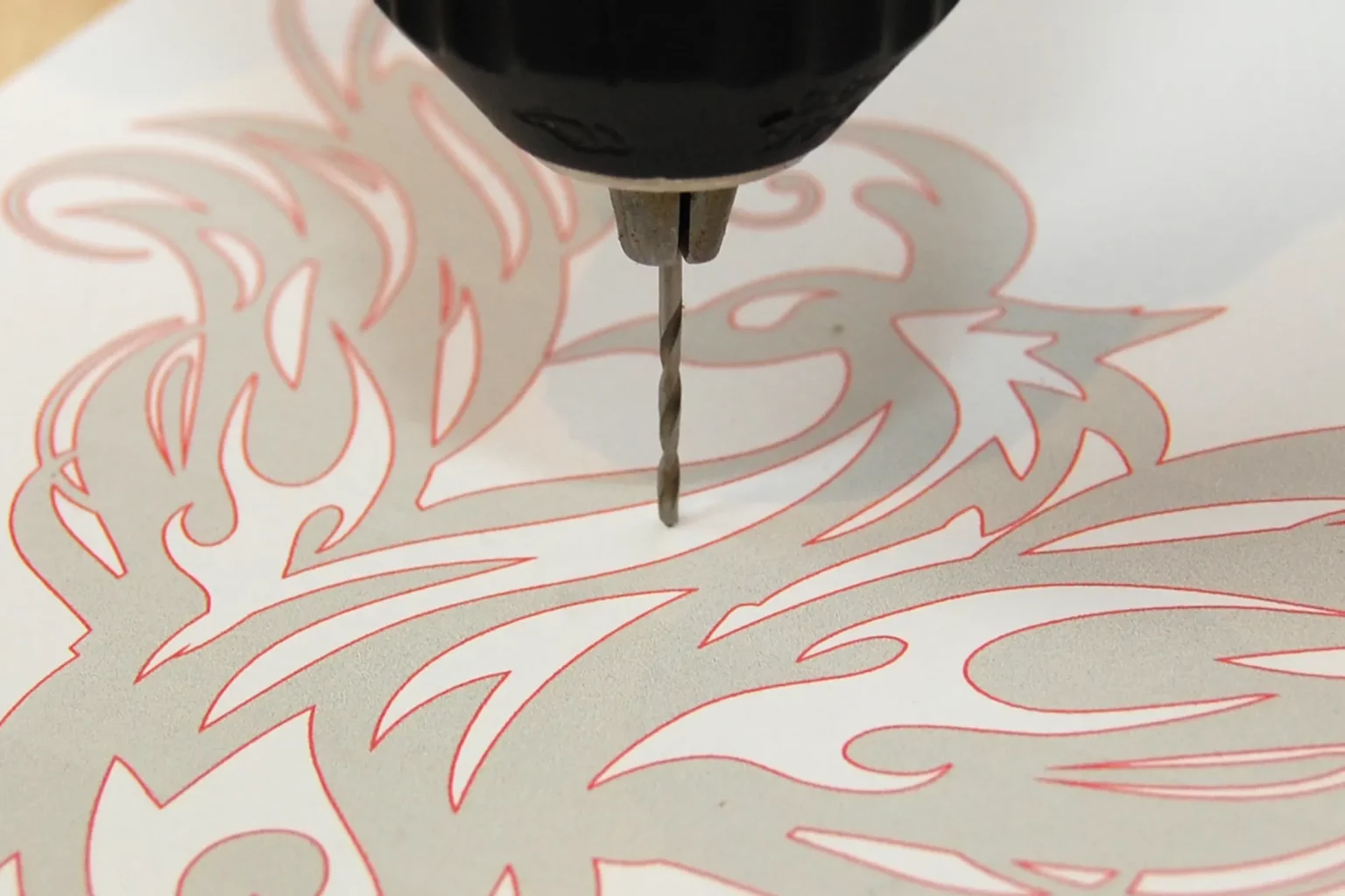 22-02-phoenix-aus-der-asche-deko-laubsaege-dekupiersaege-vorlage-saegeblattdurchfuherungen-bohren