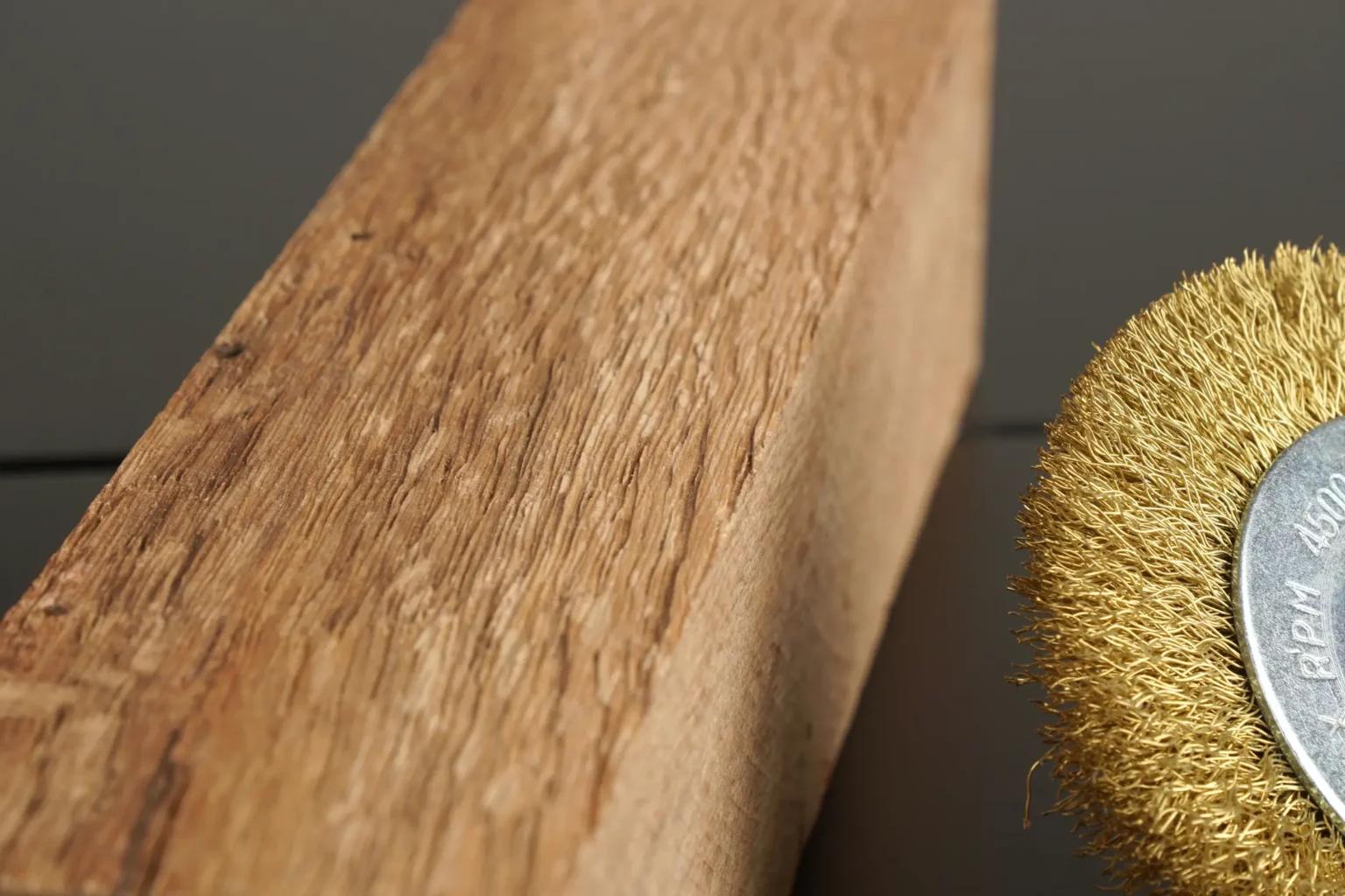 22-02-rustikale-bandsaegedose-deko-feinschnitt-bandsaege-vorlage-oberflaeche-bearbeiten-messing-drahtbuerste