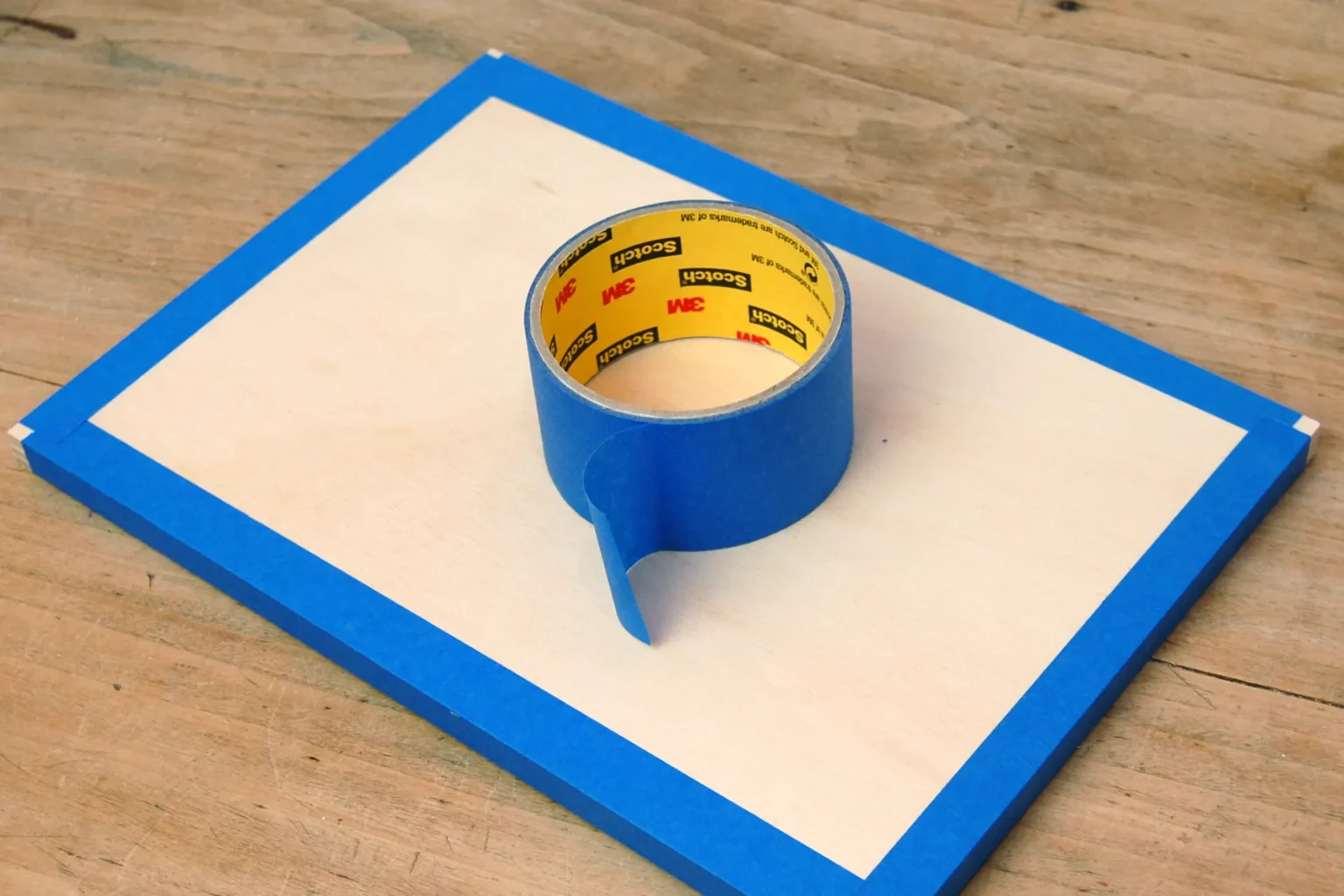 22-02-villa-kunterbunt-deko-garten-laubsaege-dekupiersaege-vorlage-sperrholzplatten-blue-tape-stapel-fixieren