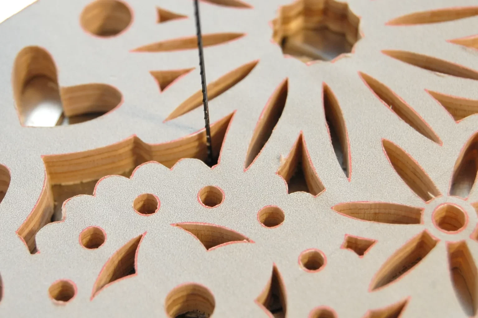 22-03-blumenstiefel-deko-laubsaege-dekupiersaege-vorlage-innenschnitte-saegen