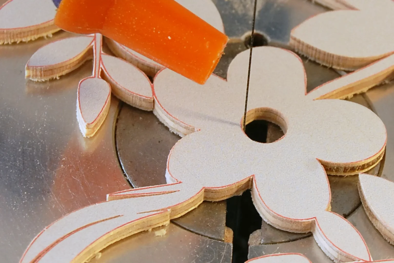 22-03-fruehlingstage-deko-fensterbild-laubsaege-dekupiersaege-vorlage-innenschnitte-saegen