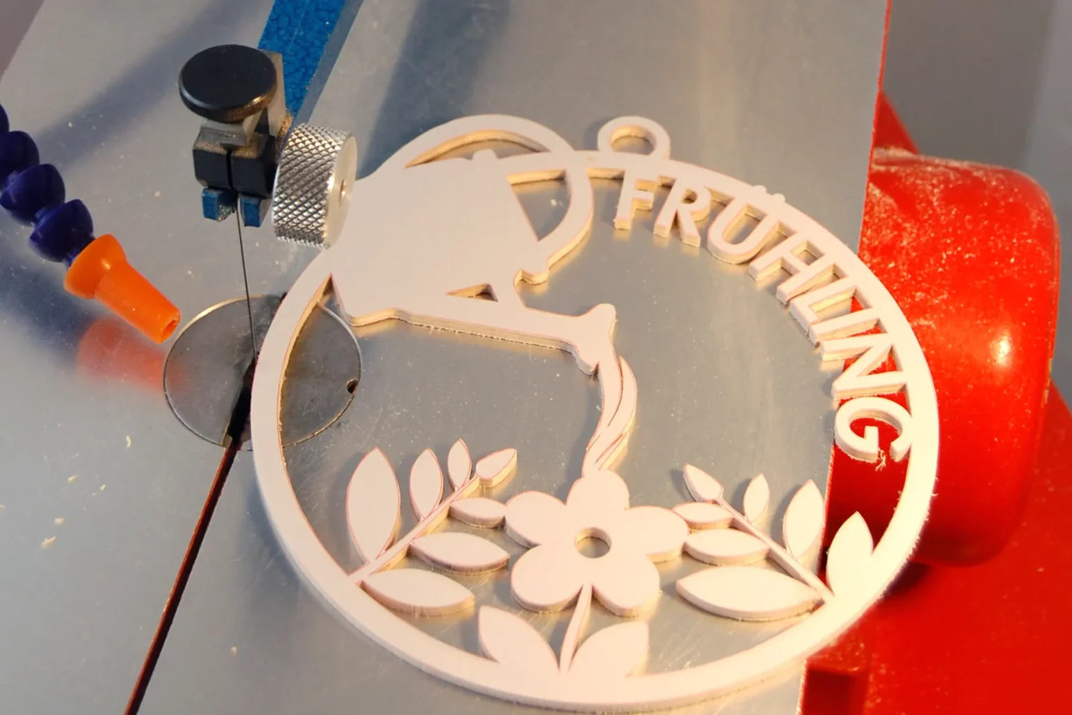 22-04-fruehlingstage-deko-fensterbild-laubsaege-dekupiersaege-vorlage-aussenkontur-saegen