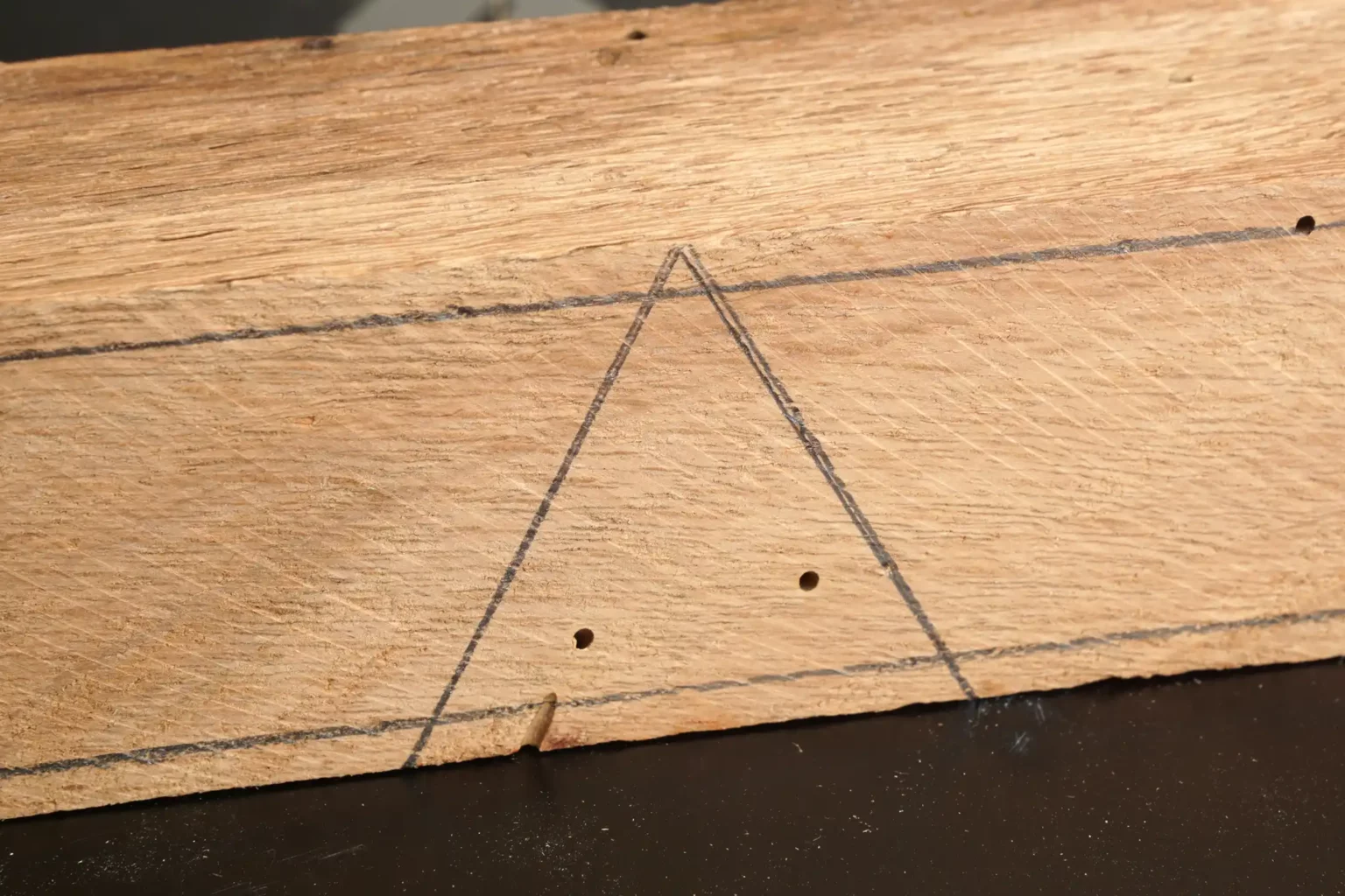 22-04-rustikale-bandsaegedose-deko-feinschnitt-bandsaege-vorlage-markierung-fuer-passung-aufzeichnen