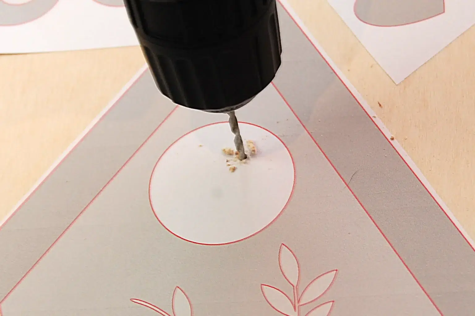 22-04-villa-kunterbunt-deko-garten-laubsaege-dekupiersaege-vorlage-saegeblattdurchfuehrung-einflugloch-bohren