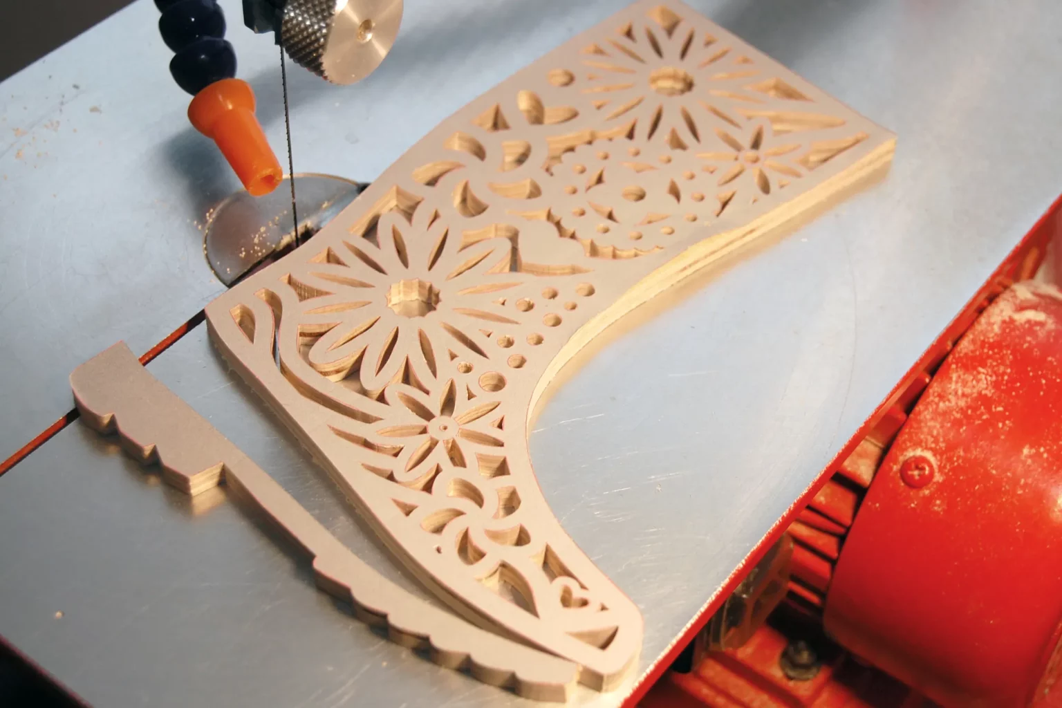 22-04a-blumenstiefel-deko-laubsaege-dekupiersaege-vorlage-aussenkontur-saegen-sohle-abtrennen-motivplatte