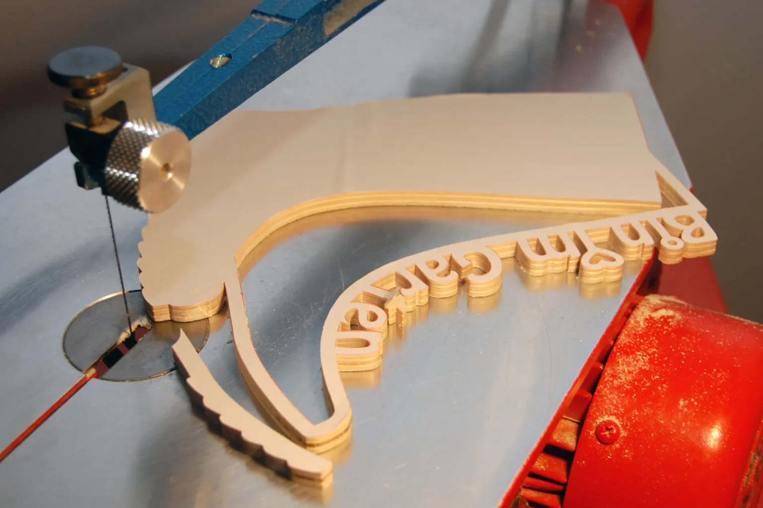 22-04b-blumenstiefel-deko-laubsaege-dekupiersaege-vorlage-aussenkontur-saegen-sohle-abtrennen-hintergrundplatte