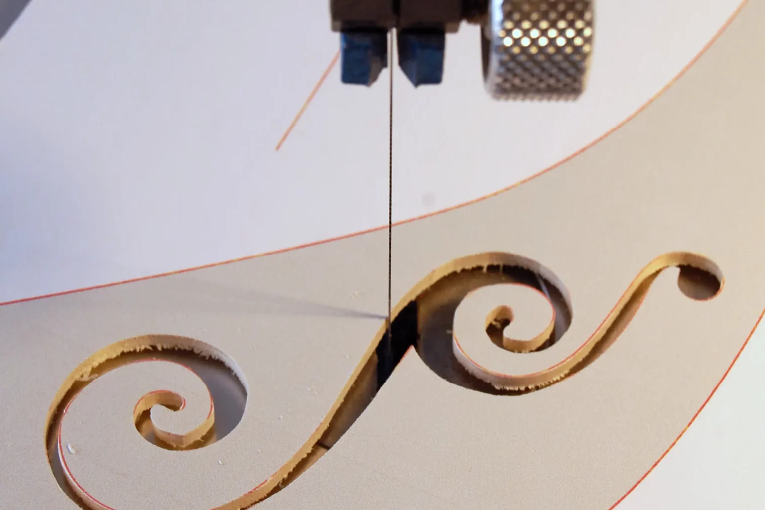 22-04b-gaensemarsch-deko-fensterbild-laubsaege-dekupiersaege-vorlage-innenschnitte-saegen