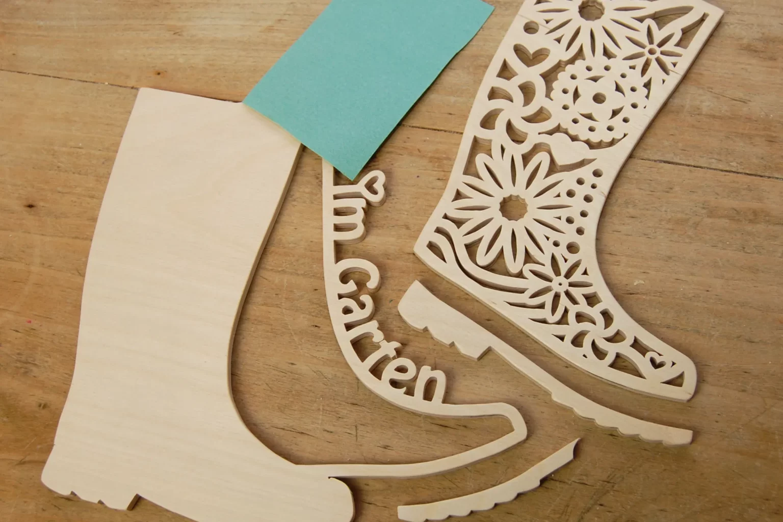 22-05-blumenstiefel-deko-laubsaege-dekupiersaege-vorlage-teile-verputzen-schleifen-schleifpapier