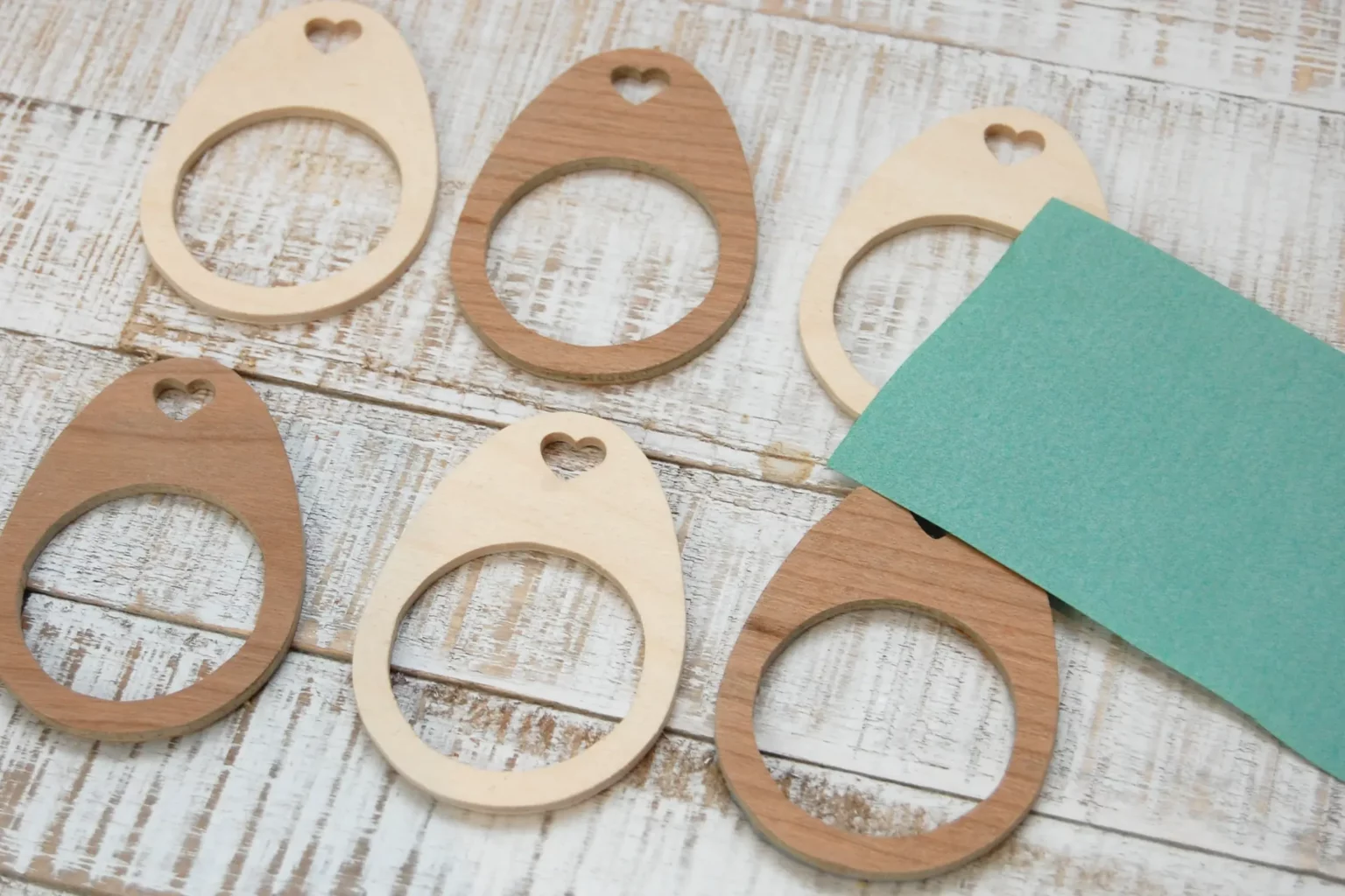 22-05-eierfaecher-ostern-laubsaege-dekupiersaege-vorlage-aussenkontur-saegen-teile-verputzen-schleifen-schleifpapier