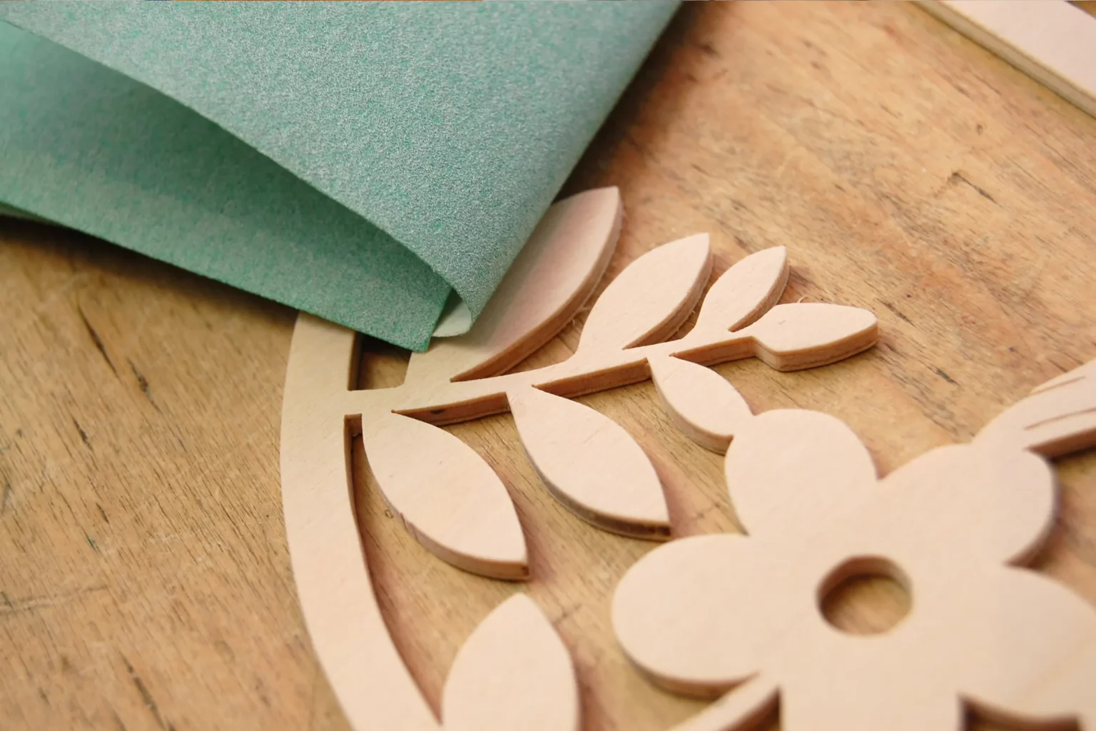 22-05-fruehlingstage-deko-fensterbild-laubsaege-dekupiersaege-vorlage-verputzen-schleifen-schleifpapier