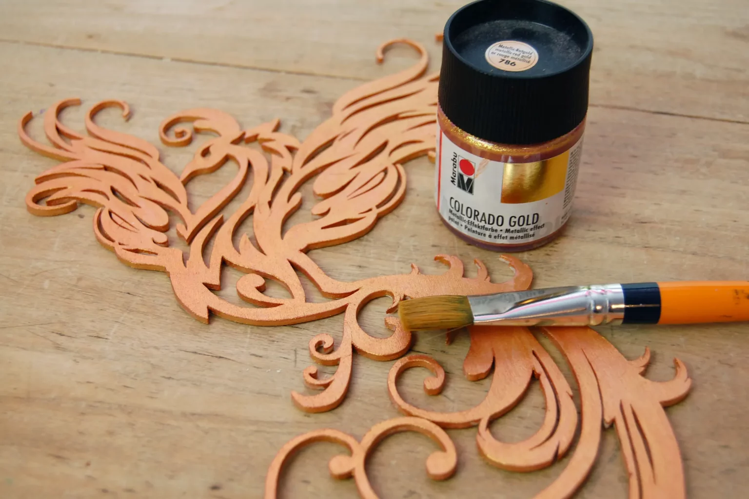 22-05-phoenix-aus-der-asche-deko-laubsaege-dekupiersaege-vorlage-oberflaechenbehandlung-bemalen-effektfarbe-colorado-gold