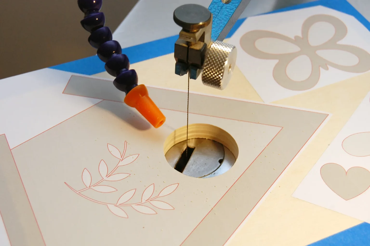 22-05-villa-kunterbunt-deko-garten-laubsaege-dekupiersaege-vorlage-einflugloch-saegen