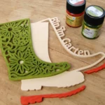 22-06-blumenstiefel-deko-laubsaege-dekupiersaege-vorlage-oberflaechenbehandlung-holzlasur-auftragen