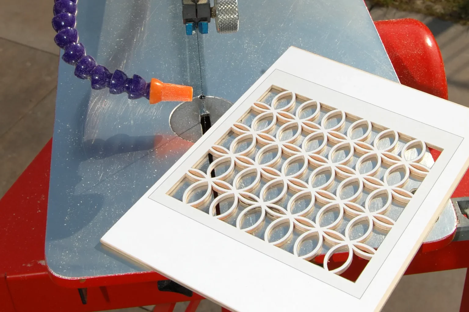 23-01-black-and-white-vase-deko-laubsaege-dekupiersaege-vorlage-drucken-vorlagenpapier-selbstklebend-aufkleben-innenschnitte-saege