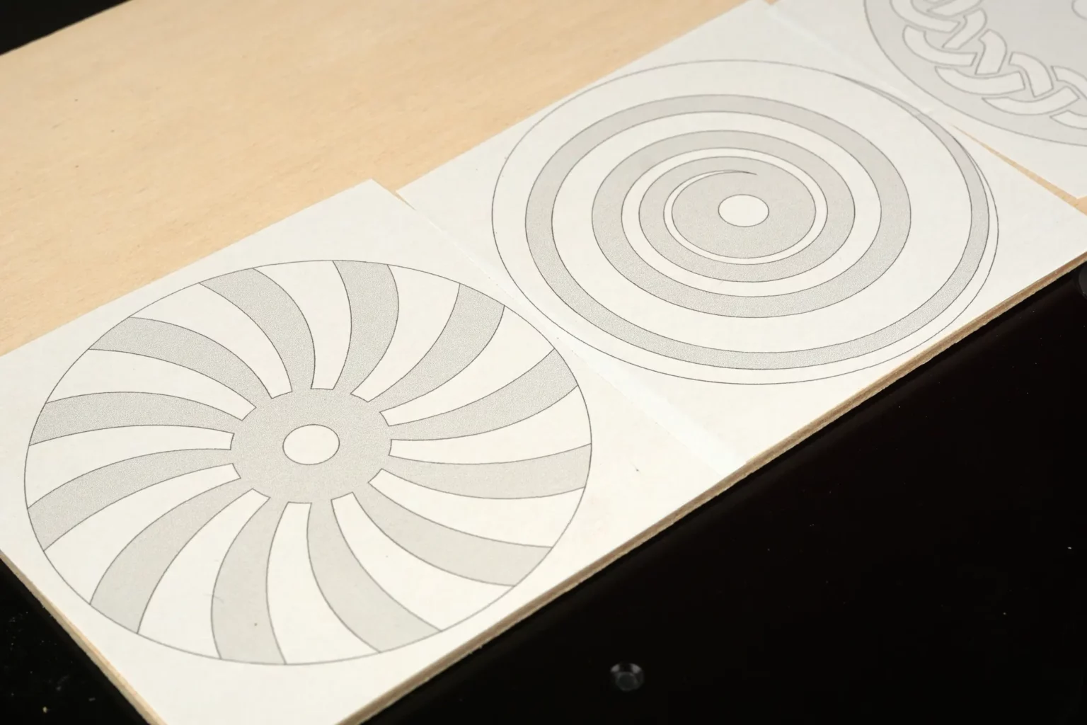 23-01-kreisel-dreh-dich-spielzeug-laubsaege-dekupiersaege-vorlage-drucken-vorlagenpapier-selbstklebend-aufkleben-sperrholz