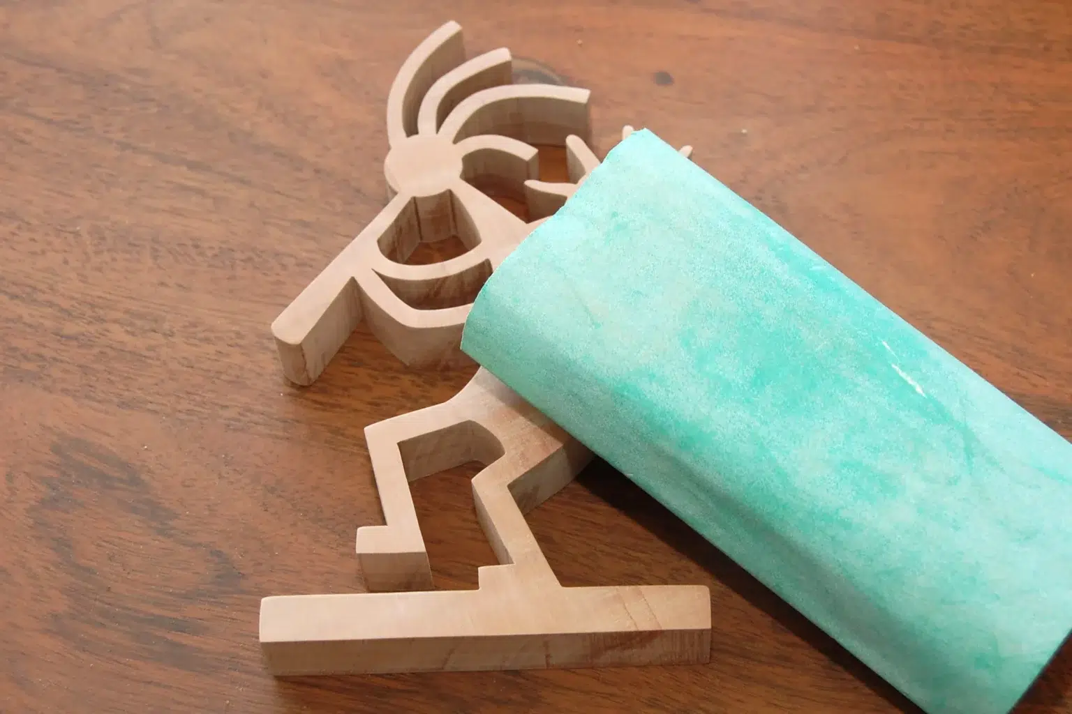 23-02-kokorpelli-figuren-deko-laubsaege-dekupiersaege-vorlage-verputzen-schleifen-schleifpapier