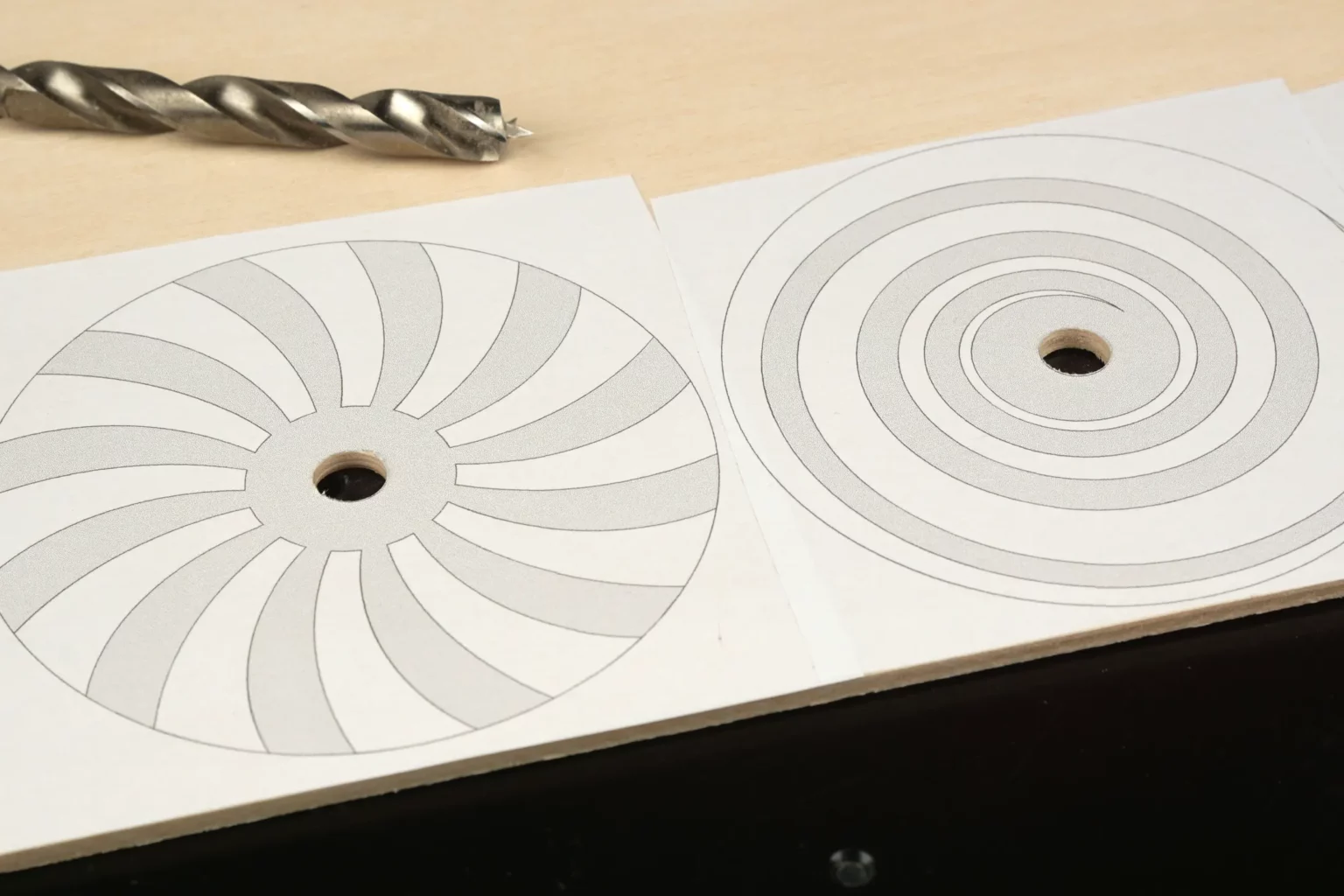23-02-kreisel-dreh-dich-spielzeug-laubsaege-dekupiersaege-vorlage-loecher-bohren
