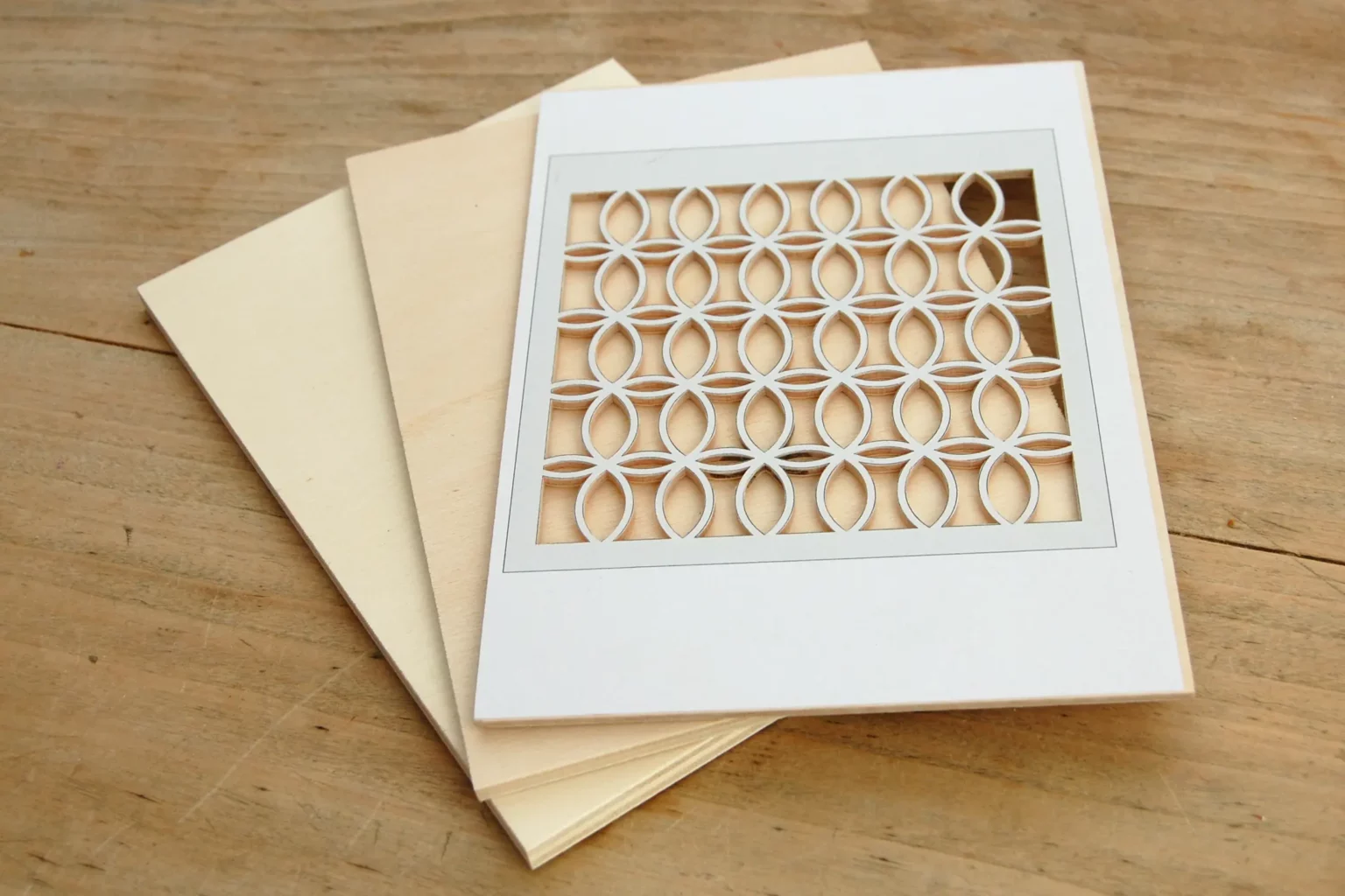 23-02a-black-and-white-vase-deko-laubsaege-dekupiersaege-vorlage-sperrhoelzer-motiv-zurechtlegen