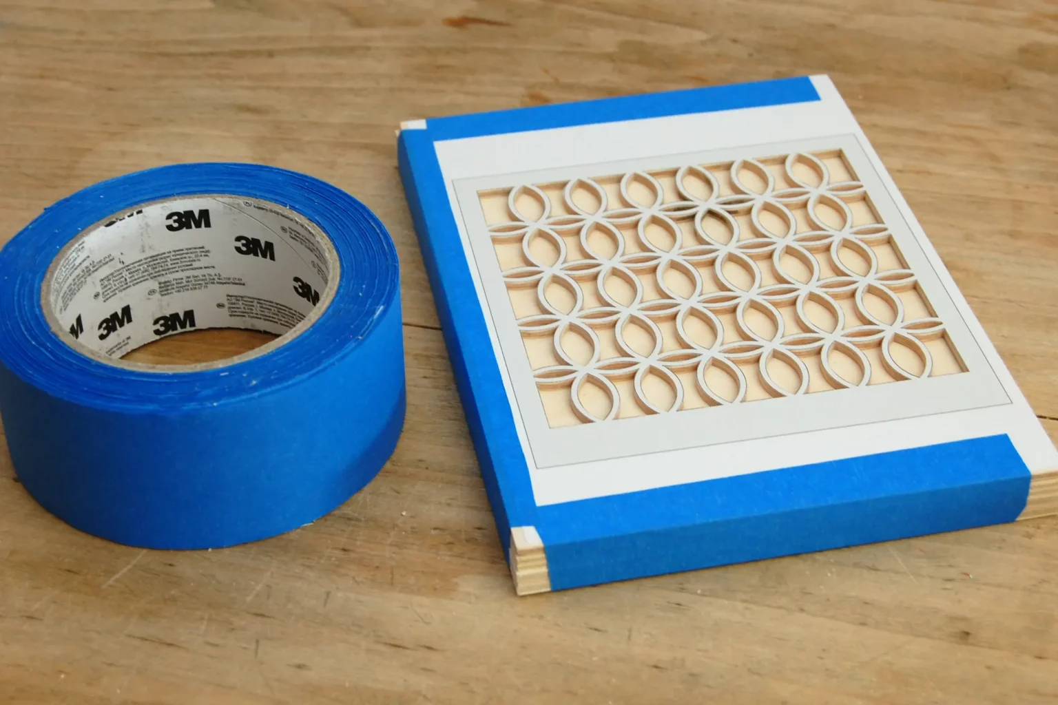 23-02b-black-and-white-vase-deko-laubsaege-dekupiersaege-vorlage-sperrhoelzer-motiv-blue-tape-stapel-fixieren