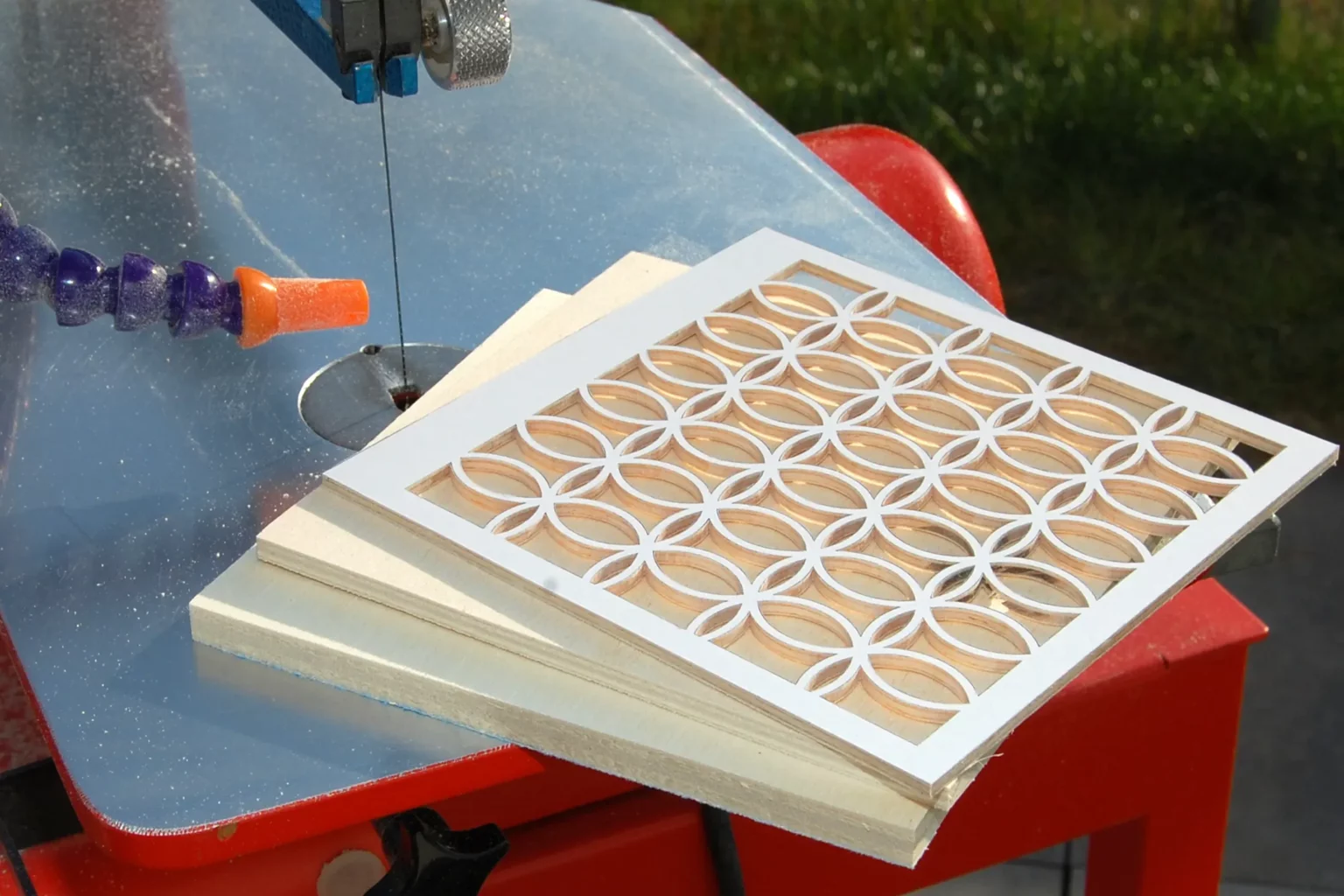 23-03-black-and-white-vase-deko-laubsaege-dekupiersaege-vorlage-stapel-aussenkontur-saegen