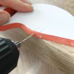 23-04-flamingo-sommer-deko-laubsaege-dekupiersaege-vorlage-schablone-auflegen-loecher-fuer-beine-bohren-markierung