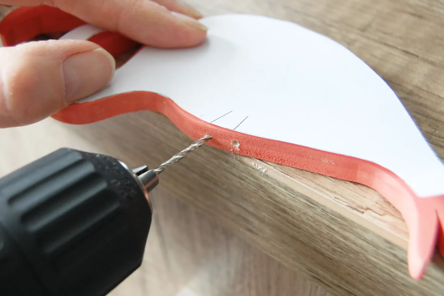 23-04-flamingo-sommer-deko-laubsaege-dekupiersaege-vorlage-schablone-auflegen-loecher-fuer-beine-bohren-markierung