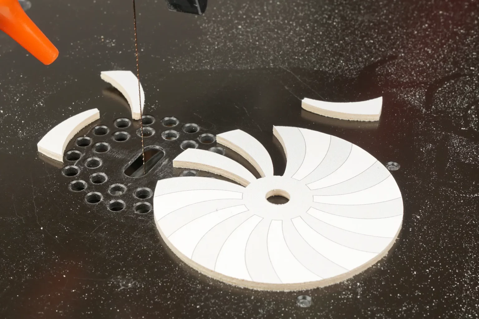 23-04-kreisel-dreh-dich-spielzeug-laubsaege-dekupiersaege-vorlage-motiv-saegen