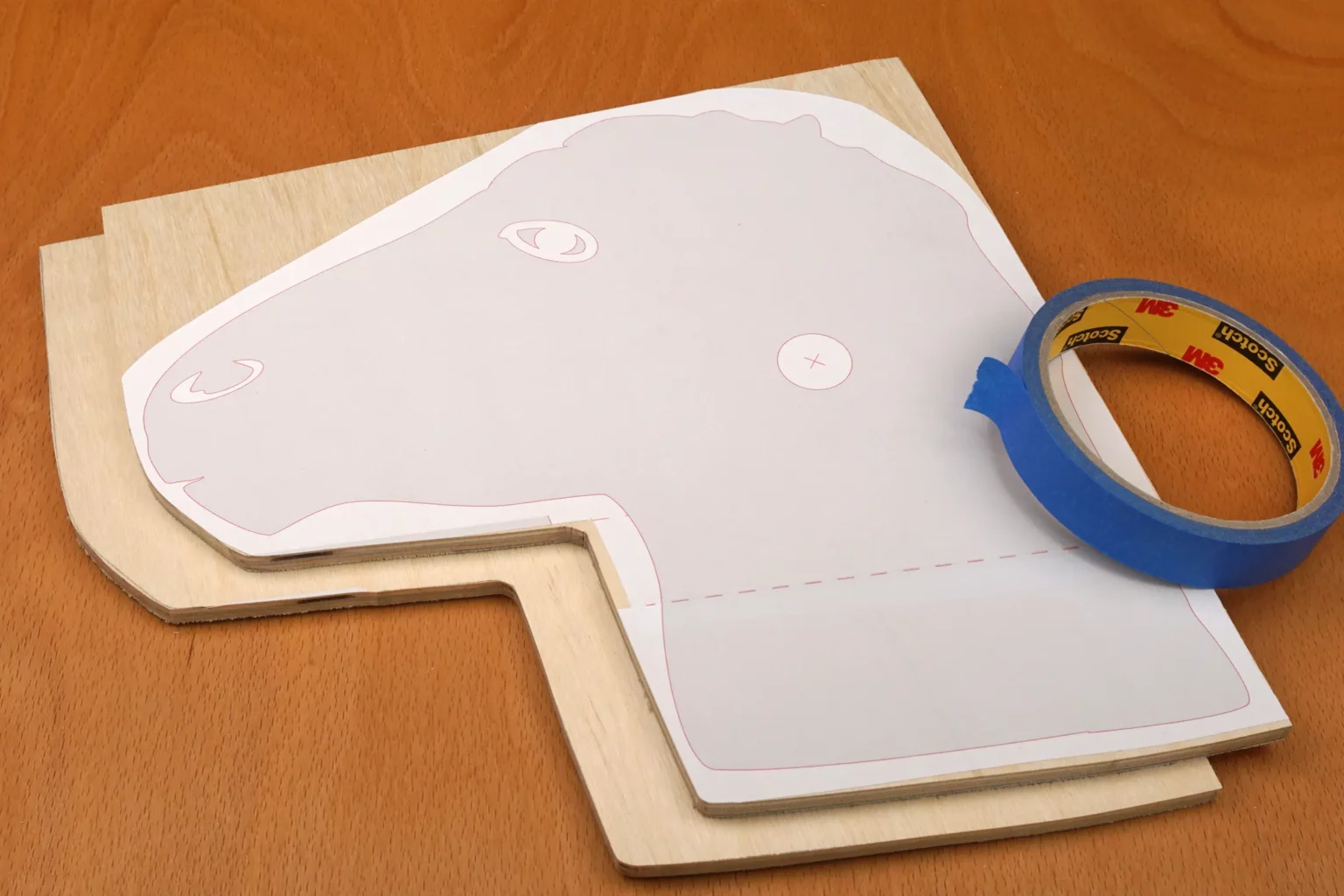 23-05-steckenpferd-spielzeuglaubsaege-dekupiersaege-vorlage-deckplatten-blue-tape-stapel-fixieren