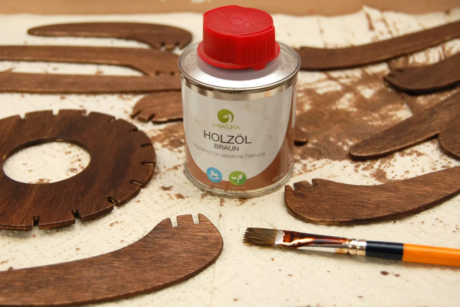 23-05a-lichterkelch-deko-laubsaege-dekupiersaege-vorlage-oberflaechenbehandlung-holzoel-braun-auftragen