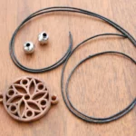 23-06a-boho-chic-schmuck-laubsaege-dekupiersaege-vorlage-lederschnuere-perlen-motiv-bereitlegen