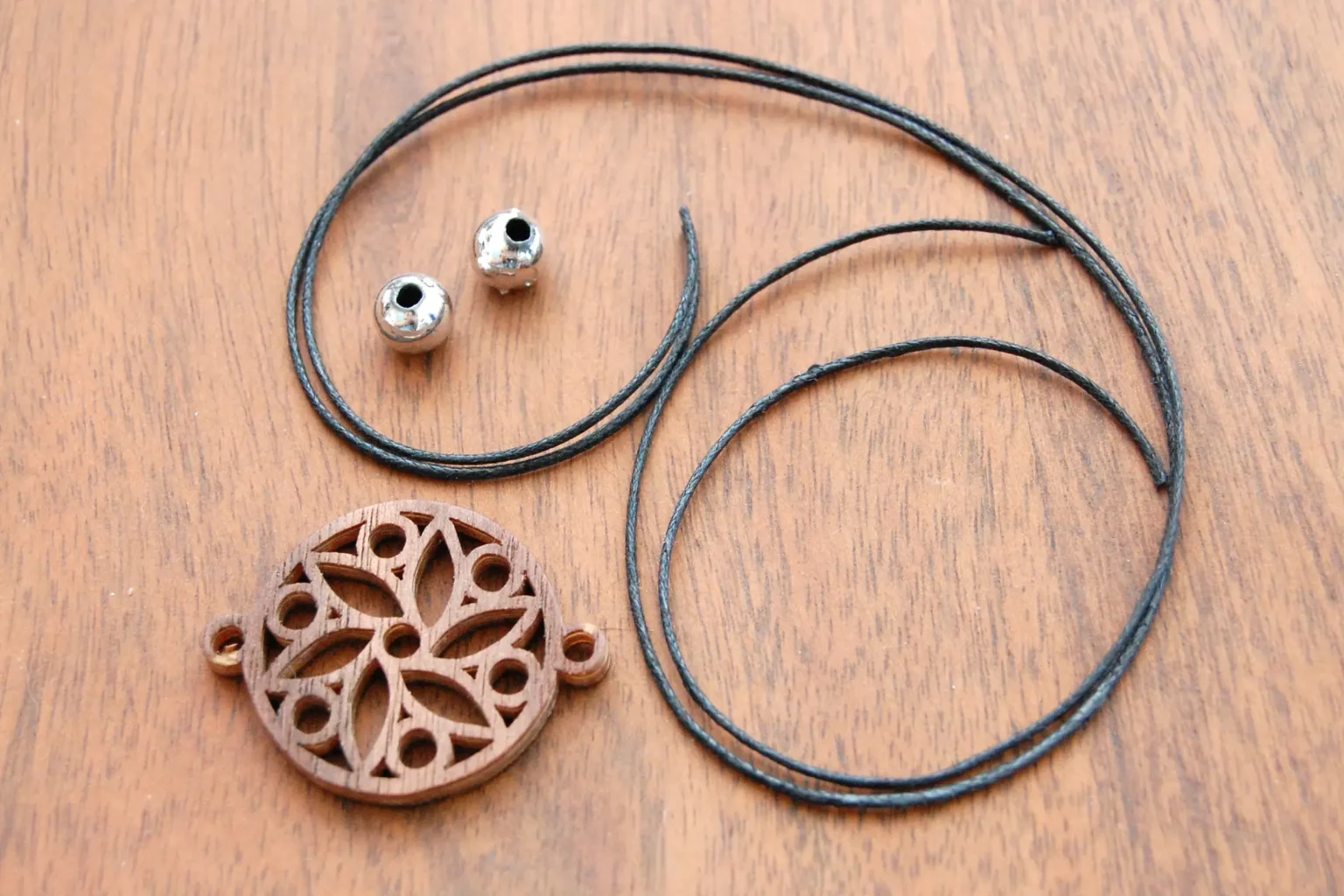 23-06a-boho-chic-schmuck-laubsaege-dekupiersaege-vorlage-lederschnuere-perlen-motiv-bereitlegen