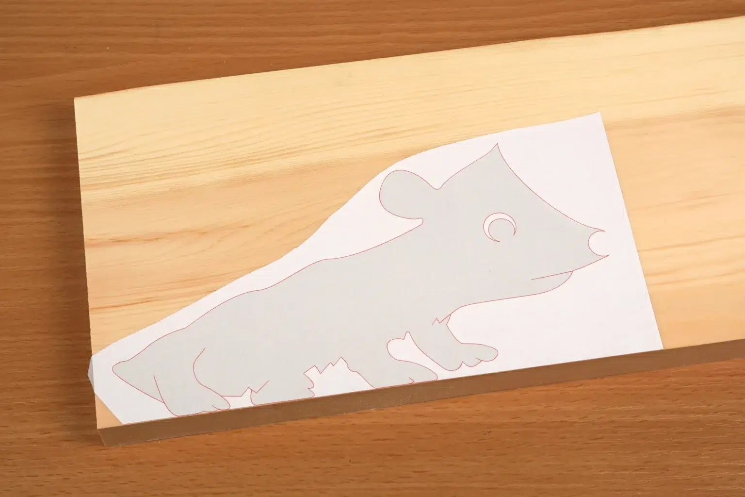 24-01-igel-mit-zirbenlocken-deko-laubsaege-dekupiersaege-vorlage-drucken-vorlagenpapier-selbstklebend-zuschneiden-aufkleben-massivholz-zirbe