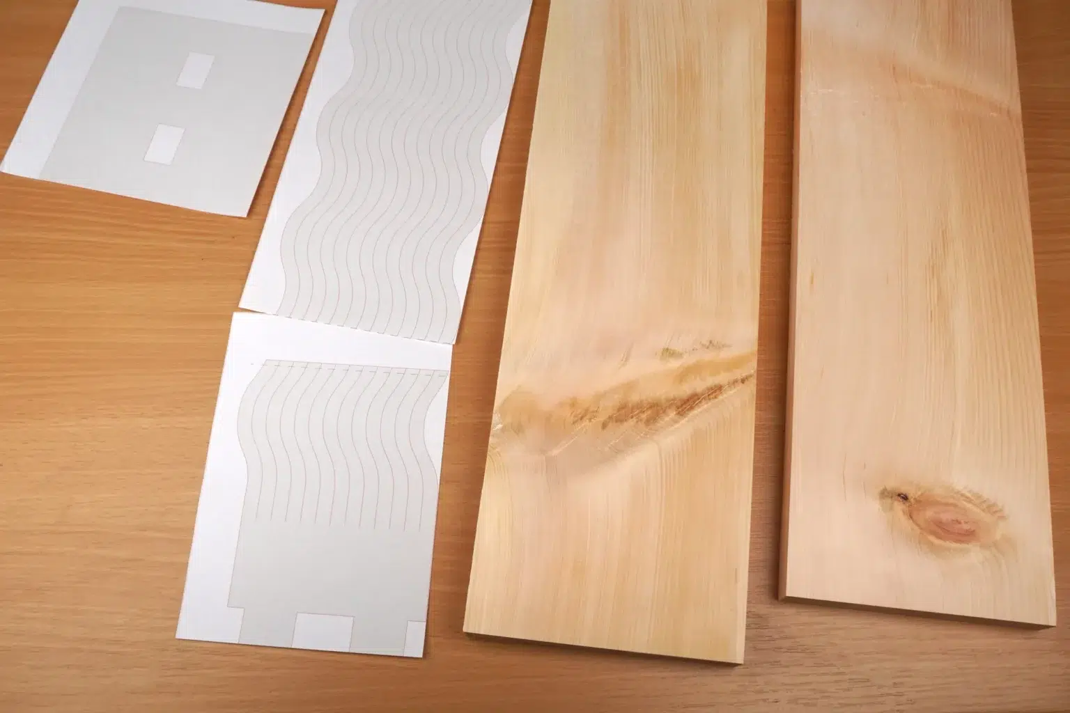 24-01-zirbenfaecher-deko-laubsaege-dekupiersaege-vorlage-drucken-vorlagenpapier-selbstklebend-zuschneiden-massivholz-zirbe