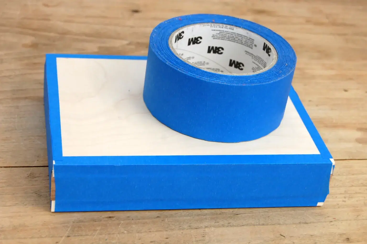 24-02-blumige-schmuckdose-deko-laubsaege-dekupiersaege-vorlage-massivholz-blue-tape-stapel-fixieren