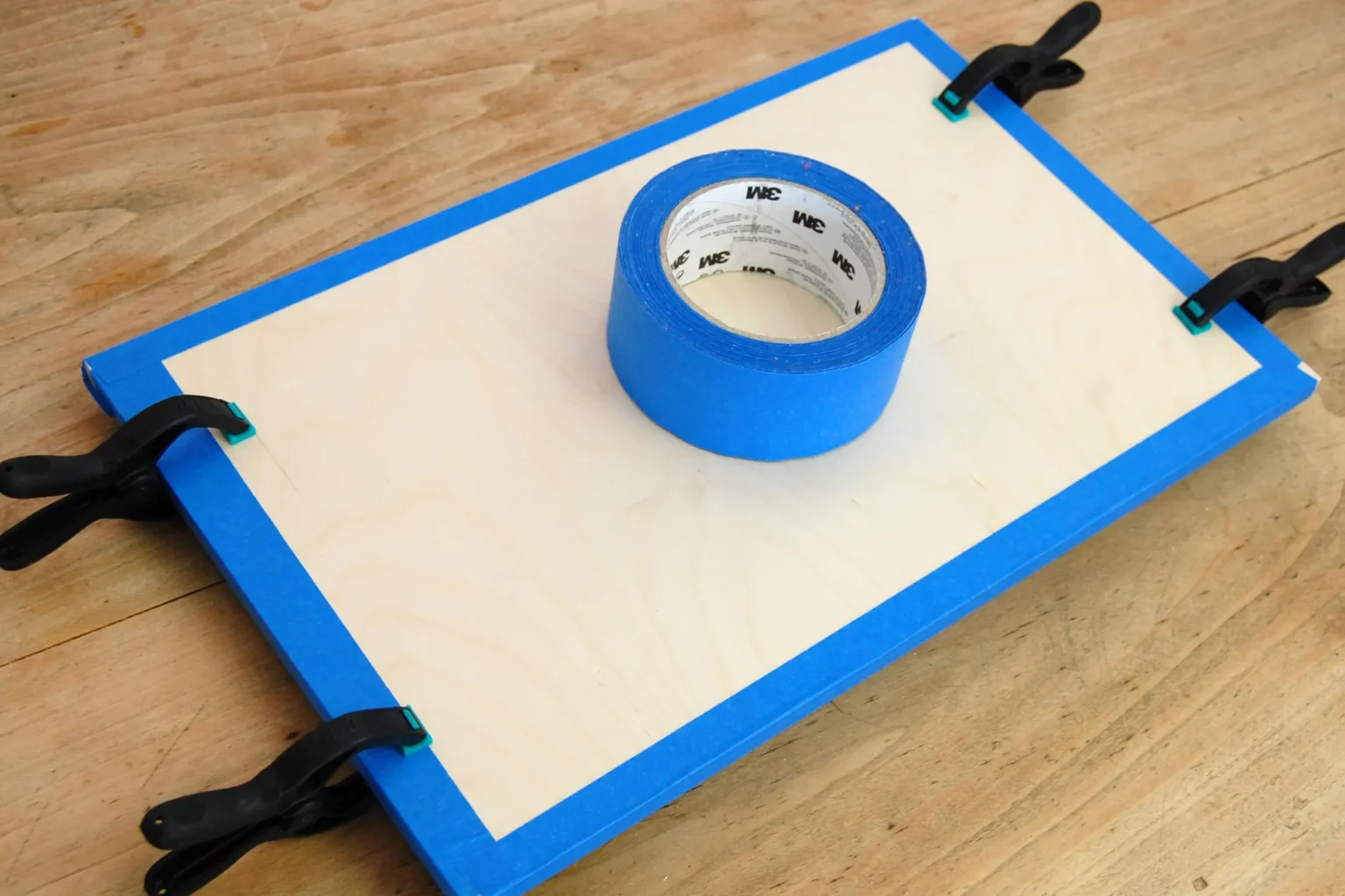 24-02-stehsammler-ordnung-deko-laubsaege-dekupiersaege-vorlage-seitenteile-blue-tape-stapel-fixieren