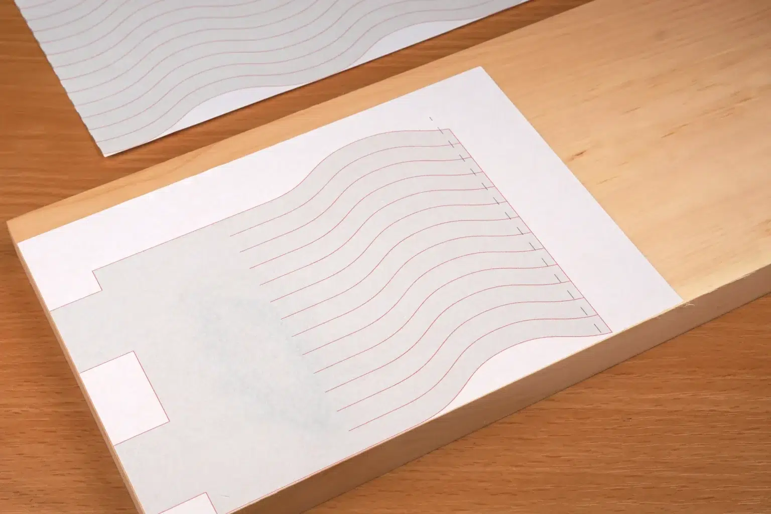 24-02-zirbenfaecher-deko-laubsaege-dekupiersaege-vorlage-vorlagenpapier-buendig-an-materialkante-aufkleben