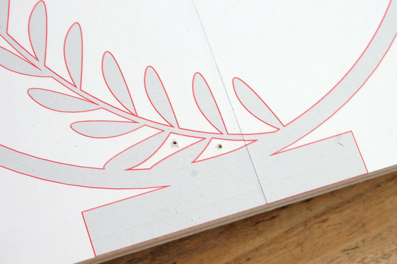 24-03-laubkranz-herbst-deko-laubsaege-dekupiersaege-vorlage-saegeblattdurchfuehrungen-bohren