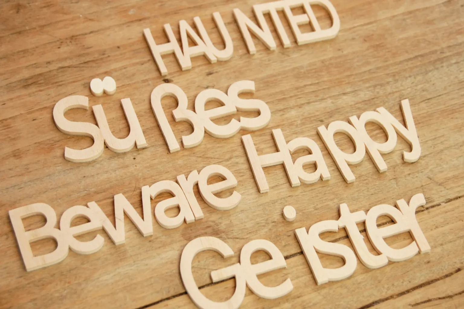 24-03-woerterspuk-halloween-deko-laubsaege-dekupiersaege-vorlage-zierelemente-schrift-aussaegen