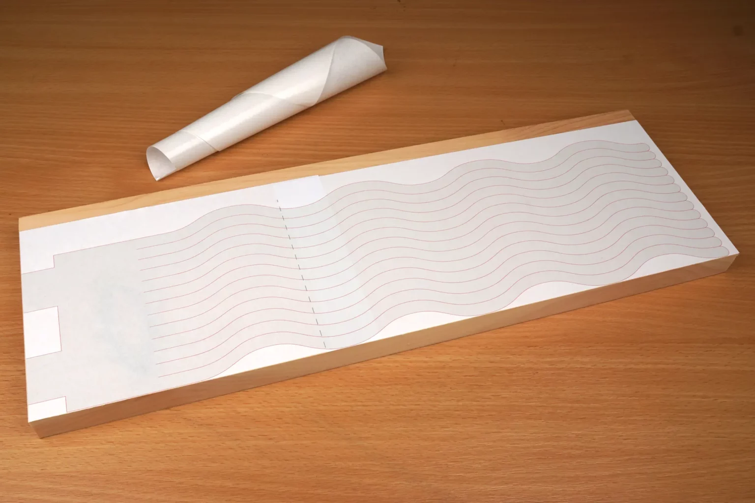 24-03-zirbenfaecher-deko-laubsaege-dekupiersaege-vorlage-vorlagenpapier-an-gestrichelter-linie-ansetzen-aufkleben