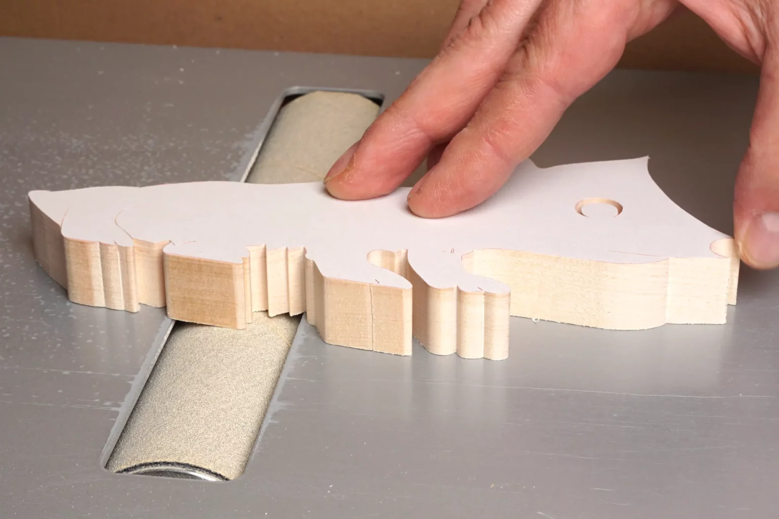 24-03a-igel-mit-zirbenlocken-deko-laubsaege-dekupiersaege-vorlage-schleifen-verputzen-tischwalzenschleifmaschine