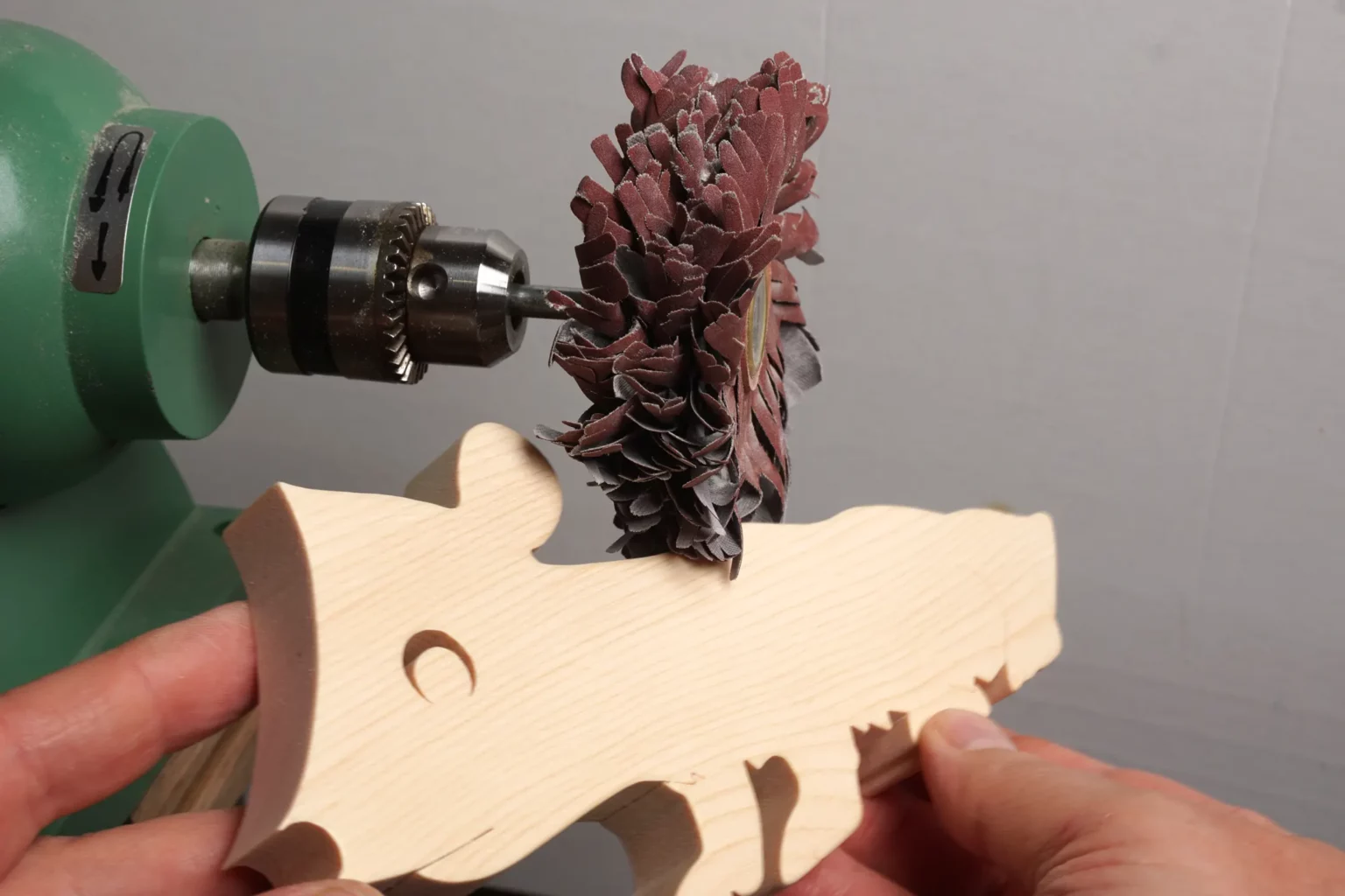 24-03b-igel-mit-zirbenlocken-deko-laubsaege-dekupiersaege-vorlage-schleifen-verputzen-schleifstern
