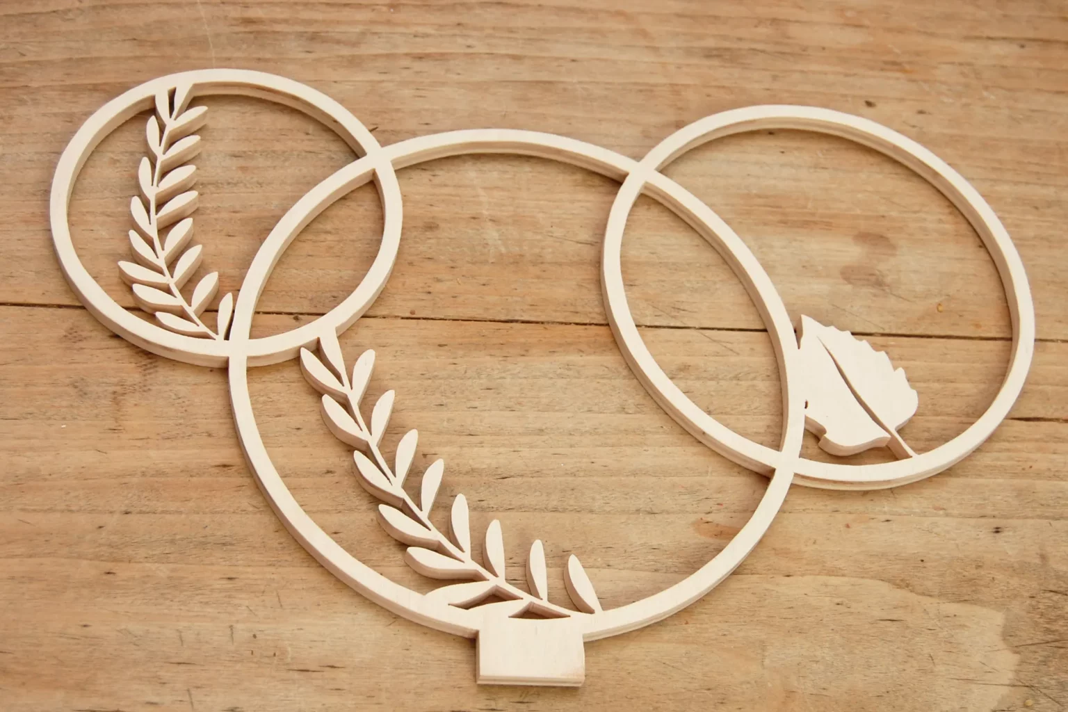 24-04-laubkranz-herbst-deko-laubsaege-dekupiersaege-vorlage-kranz-aussaegen-schleifen-verputzen