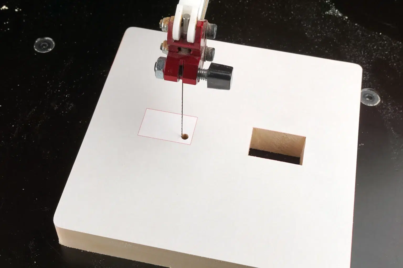 24-04-zirbenfaecher-deko-laubsaege-dekupiersaege-vorlage-sockel-aussaegen-saegeblattdurchfuehrung-innenschnitte