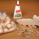 24-04a-igel-mit-zirbenlocken-deko-laubsaege-dekupiersaege-vorlage-zirbenlocken-klammern-leim-igelkorpus-vorbereiten