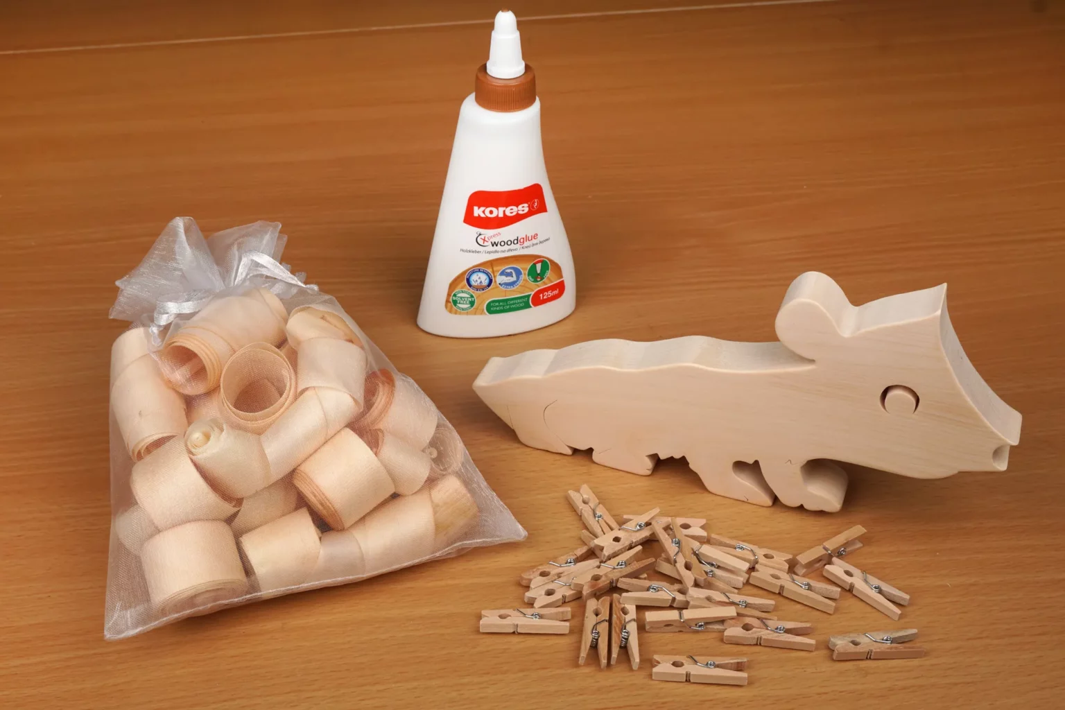 24-04a-igel-mit-zirbenlocken-deko-laubsaege-dekupiersaege-vorlage-zirbenlocken-klammern-leim-igelkorpus-vorbereiten