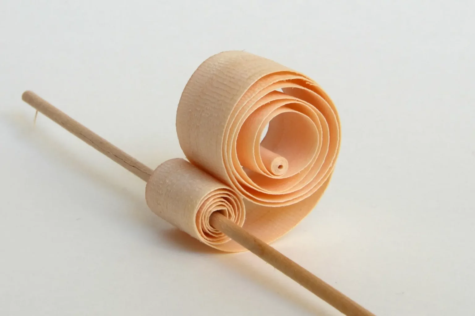 24-04b-igel-mit-zirbenlocken-deko-laubsaege-dekupiersaege-vorlage-zirbenspaene-auf-rundstab-wickeln