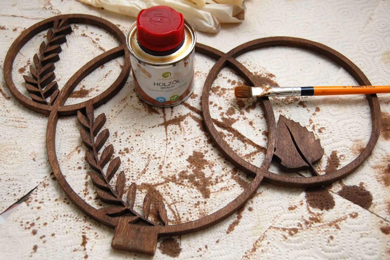 24-05-laubkranz-herbst-deko-laubsaege-dekupiersaege-vorlage-kranz-oberflaechenbehandlung-holzoel-braun-auftragen-pinsel