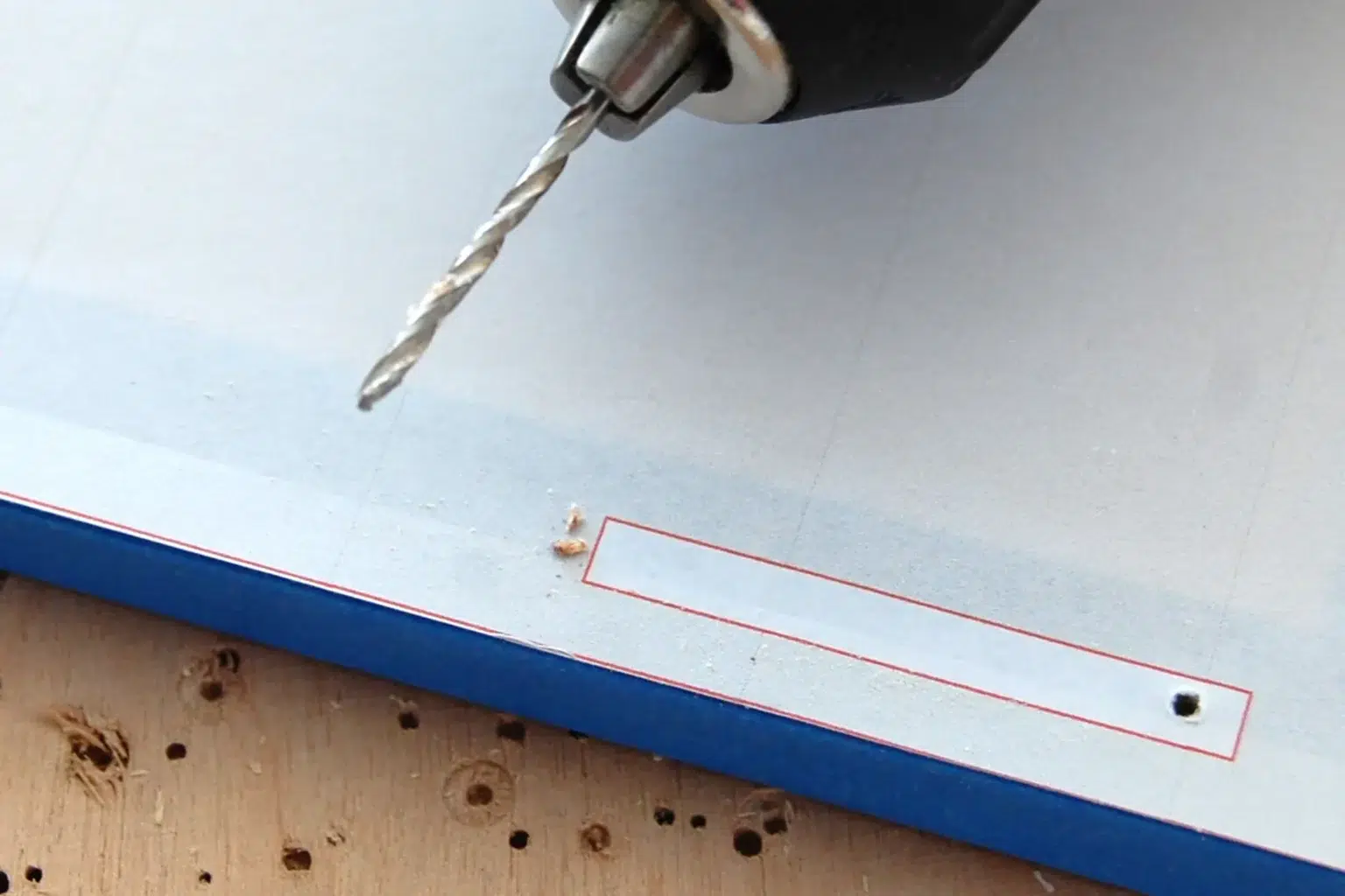 24-05-stehsammler-ordnung-deko-laubsaege-dekupiersaege-vorlage-saegeblattdurchfuehrungen-bohren