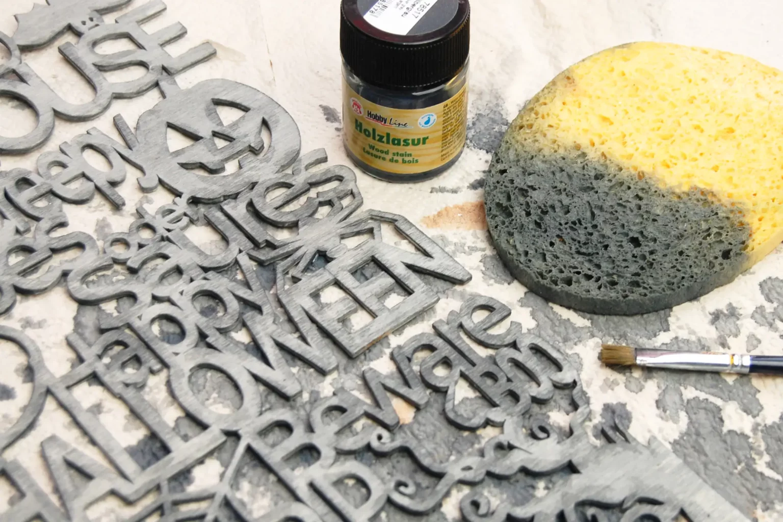 24-05-woerterspuk-halloween-deko-laubsaege-dekupiersaege-vorlage-3-mm-motivschicht-oberflaechenbehandlung-holzlasur-silbergrau-aufbringen