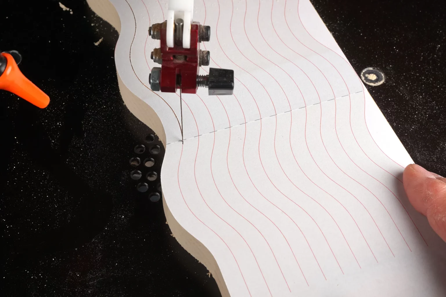 24-05-zirbenfaecher-deko-laubsaege-dekupiersaege-vorlage-einschnitte-saegen-auf-linie